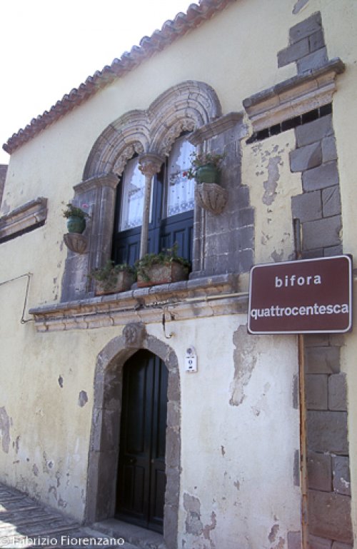 Casa medievale con finestra Bifora